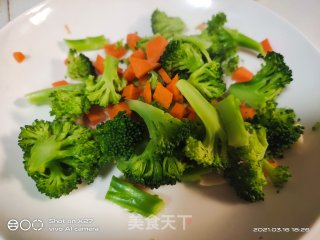 胡萝卜西蓝花炒饭的做法步骤：2