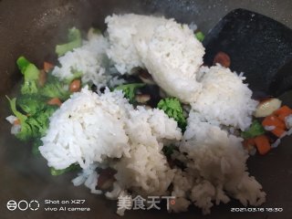 胡萝卜西蓝花炒饭的做法步骤：7