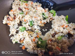 胡萝卜西蓝花炒饭的做法步骤：9