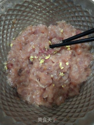 花心猪肉韭菜饺子的做法步骤：2