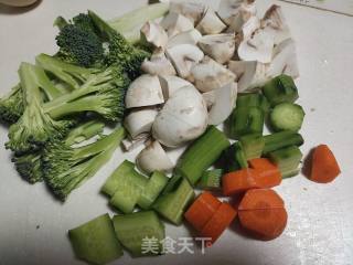蘑菇西蓝花鸡肉火腿沙拉的做法步骤：2
