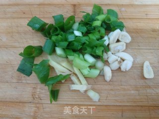 辣子鸡翅根的做法步骤：1