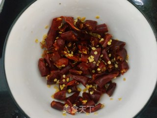 辣子鸡翅根的做法步骤：2