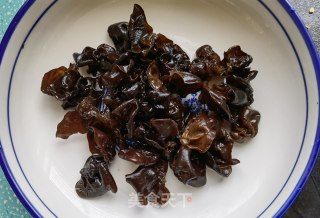 胡萝卜木耳荞麦面的做法步骤：1