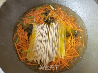 胡萝卜木耳荞麦面的做法步骤：9