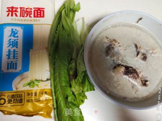 青菜筒骨面的做法步骤：1