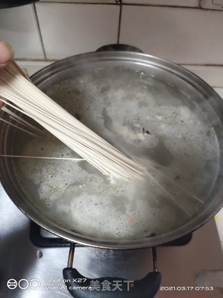 青菜筒骨面的做法步骤：3