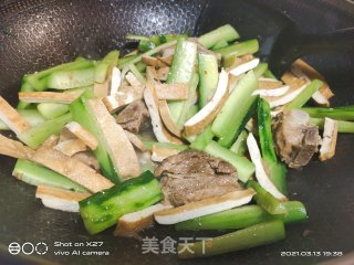 黄瓜豆干炒排骨的做法步骤：2