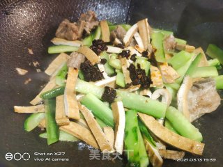 黄瓜豆干炒排骨的做法步骤：3
