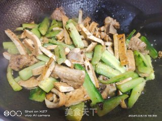 黄瓜豆干炒排骨的做法步骤：4