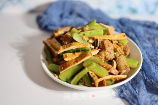 黄瓜豆干炒排骨的做法步骤：6