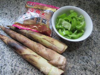 青椒鱼豆腐炒春笋的做法步骤：1
