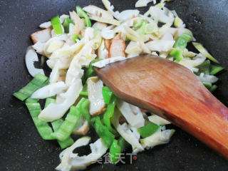 青椒鱼豆腐炒春笋的做法步骤：7