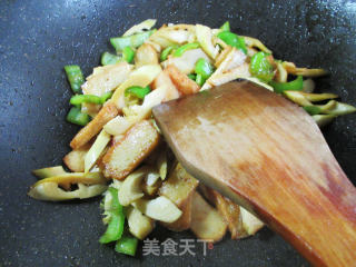 青椒鱼豆腐炒春笋的做法步骤：11