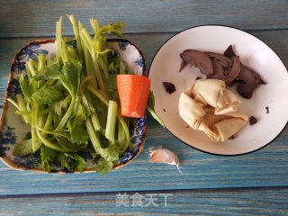 芹菜干豆腐炒猪心的做法步骤：1