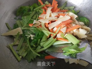 芹菜干豆腐炒猪心的做法步骤：4