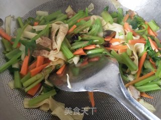 芹菜干豆腐炒猪心的做法步骤：5