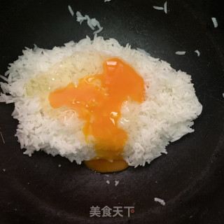 榄菜火腿肠炒饭的做法步骤：1