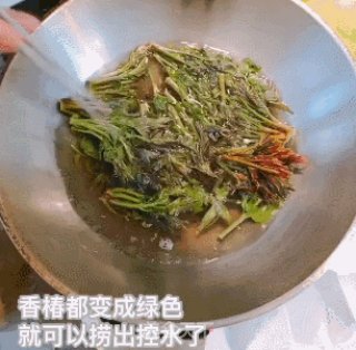 酥炸香椿鱼儿，这个季节不可错过的应季鲜货的做法步骤：1