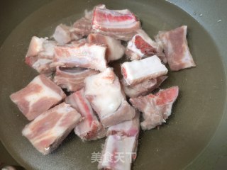 小米椒烧排骨的做法步骤：2