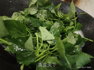 清炒番薯叶的做法步骤：2