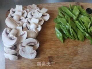 荷兰豆口菇炒牛肉片的做法步骤：1
