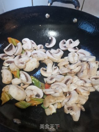 荷兰豆口菇炒牛肉片的做法步骤：7
