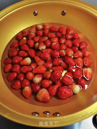草莓罐头的做法步骤：1