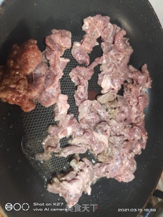 芹菜胡萝卜炒牛肉的做法步骤：2