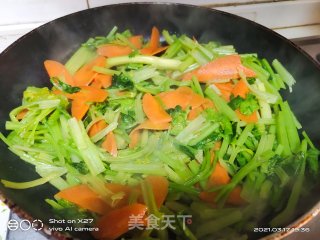 芹菜胡萝卜炒牛肉的做法步骤：4