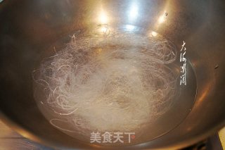 蒜蓉粉丝蒸大虾的做法步骤：3