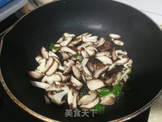 红花草香菇小炒的做法步骤：2
