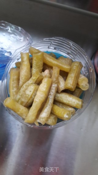 酸豆角炒牛肉的做法步骤：2