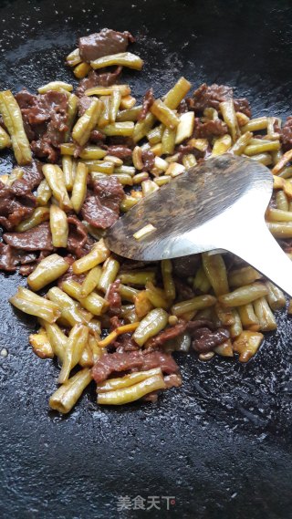 酸豆角炒牛肉的做法步骤：6