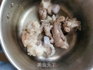 枸杞叶筒骨汤的做法步骤：2