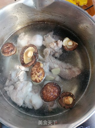 枸杞叶筒骨汤的做法步骤：3