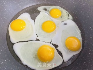 超级下饭的酱油荷包蛋的做法步骤：1