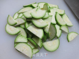 牛肉丸炒西葫芦的做法步骤：3