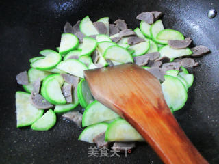 牛肉丸炒西葫芦的做法步骤：5