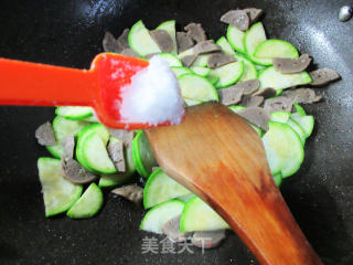 牛肉丸炒西葫芦的做法步骤：6