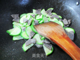 牛肉丸炒西葫芦的做法步骤：8