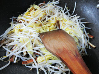 香干蛋皮炒绿豆芽的做法步骤：6