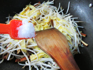 香干蛋皮炒绿豆芽的做法步骤：7