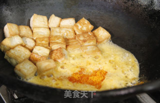金沙豆腐的做法步骤：3