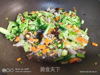 胡萝卜西蓝花炒米饭的做法步骤：2
