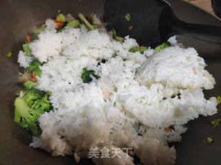 胡萝卜西蓝花炒米饭的做法步骤：3