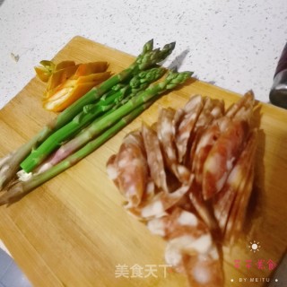 芦笋炒香肠的做法步骤：1