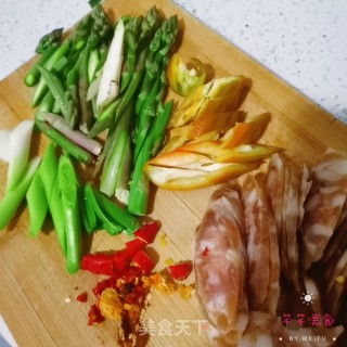 芦笋炒香肠的做法步骤：3