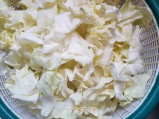 木耳炒包心菜的做法步骤：1