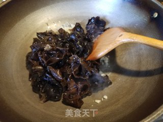 木耳炒包心菜的做法步骤：5